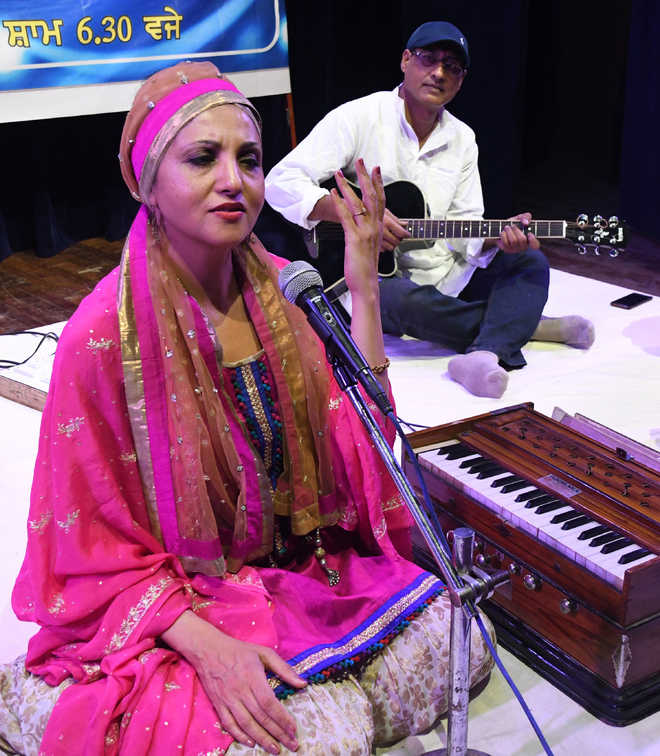US-based Punjabi singer captivates audience at Randhawa Auditorium