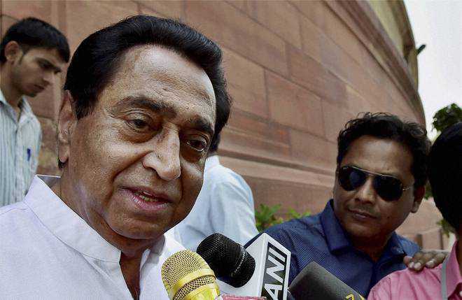 Caught on camera: Cong MLA ties Kamal Nath’s shoelaces