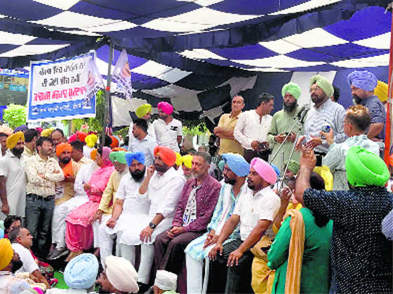 AAP stages dharna, demands CBI probe into illegal mining