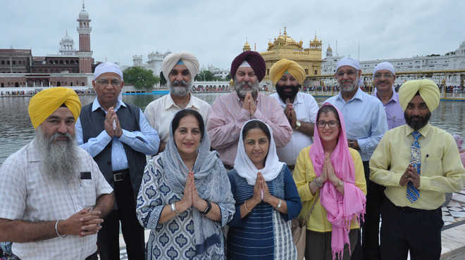 5 Indian envoys visit holy city, discuss investment