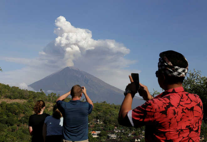 Bali airport reopens as Mount Agung volcano rumbles