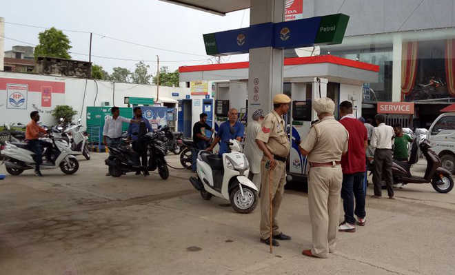 Petrol pump employee averts snatching bid in Banga, shot at