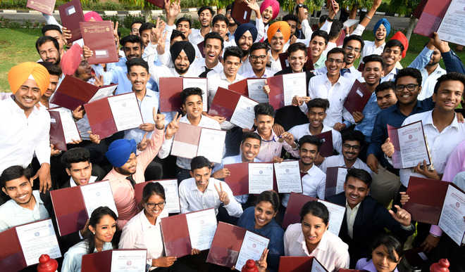 ISTC students awarded diplomas