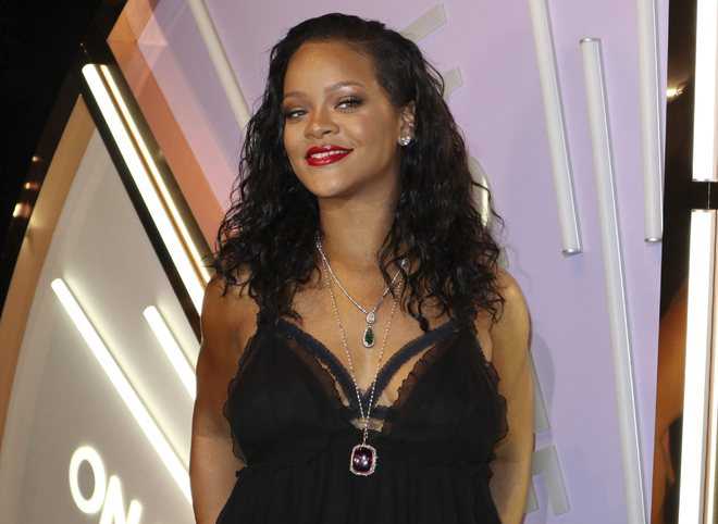 Rihanna sets her eyebrows with soap