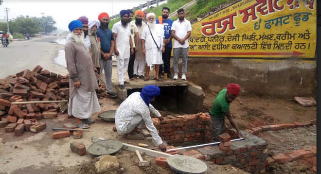 NHAI apathetic, Sahnewal residents build own drain