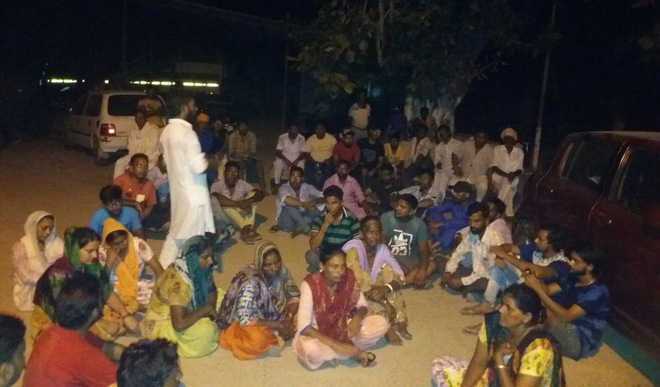 Activists gherao police station over crackdown on farmers