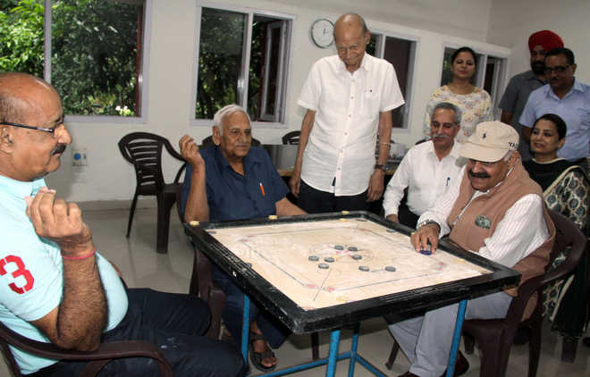 Guv visits old-age home, Nari Niketan