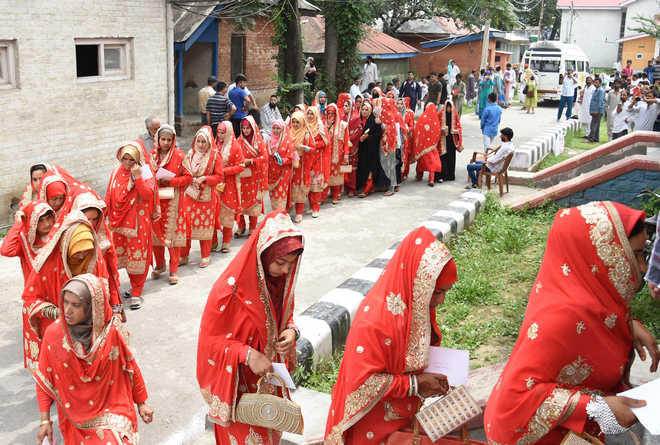 In a first: 105 couples tie the knot in Kashmir