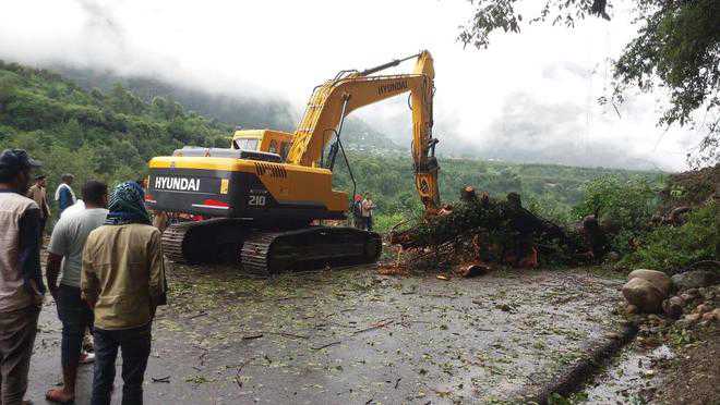 Landslide blocks Manali highway