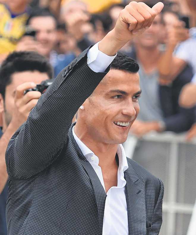 Ronaldo greets Juventus fans