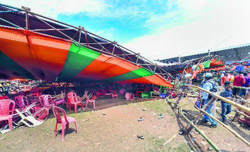 Tent collapse at PM rally, 90 hurt