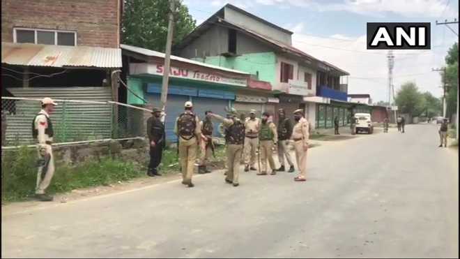 Militants fire upon police team in Baramulla district