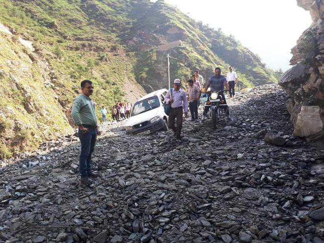 Landslide blocks Aut-Sainj road