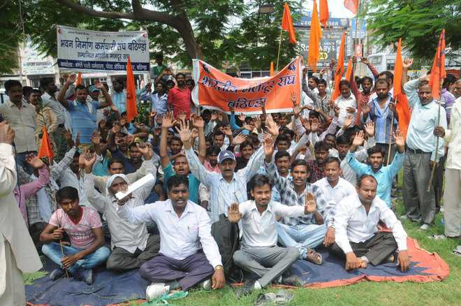 Mazdoor Sangh protests over not building of sheds