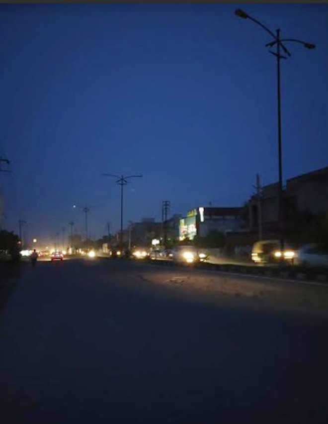 Chandigarh Road prone to mishaps, courtesy no lights