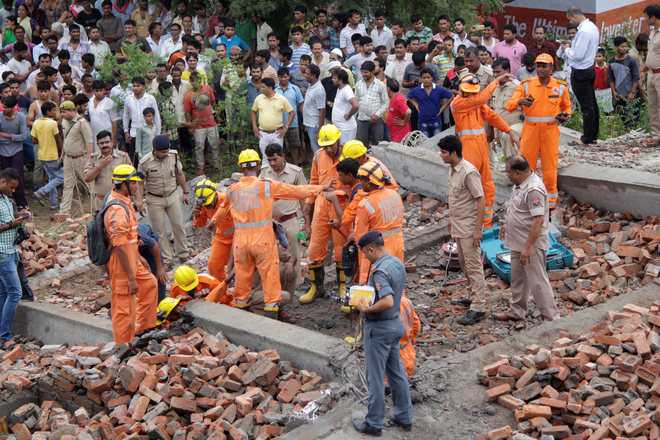 1 dead in Ghaziabad building collapse