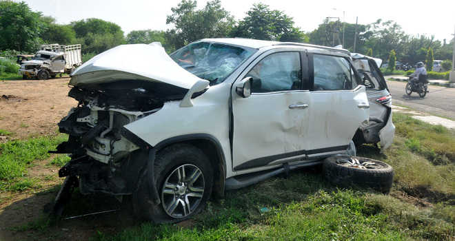 36-year-old man killed, 5 hurt as Fortuner, pick-up collide