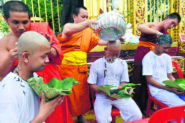 Thai boys turn monks, for 9 days