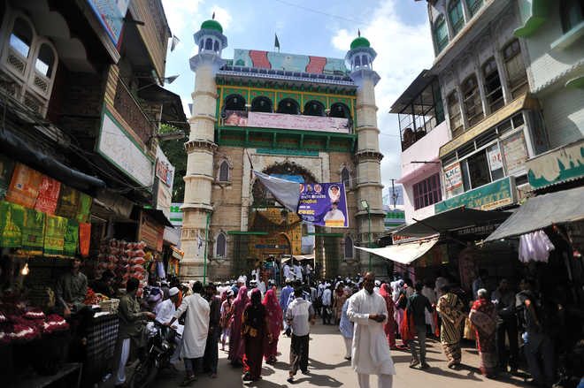 Flowers showered at Ajmer Dargah to be used as compost