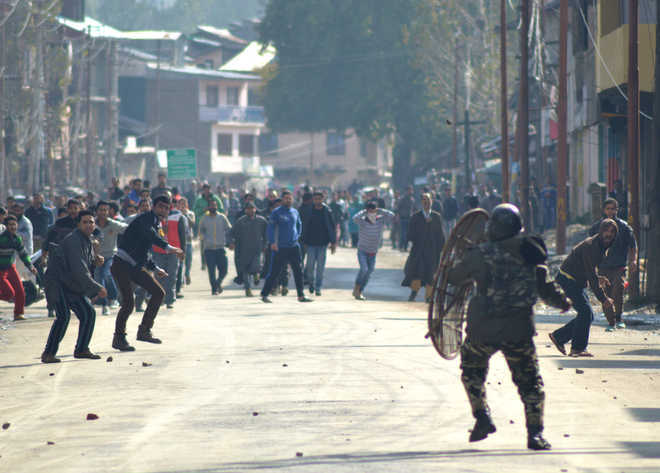 10 hurt in clashes between security forces, stone-pelters in Shopian