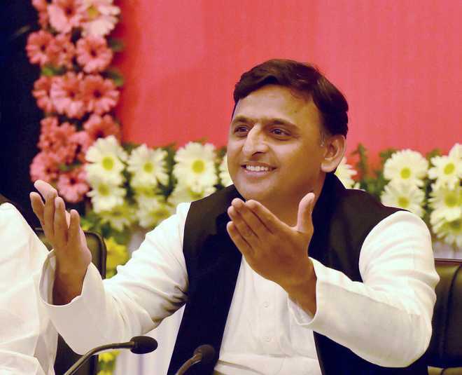 Akhilesh announces Rs 11L award for exposing culprits who vandalised bungalow