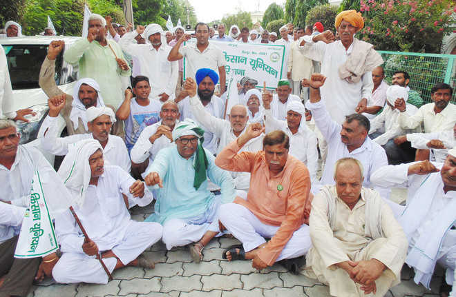 Farmers protest delay in payment of sugarcane dues