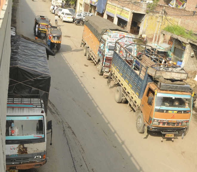 Parking of trucks on road hinders traffic flow