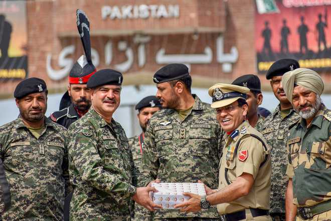BSF offers sweets to Pak Rangers at Attari-Wagah border on I-Day