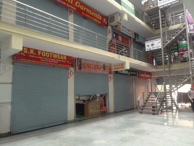 Shops remain shut in Hamirpur