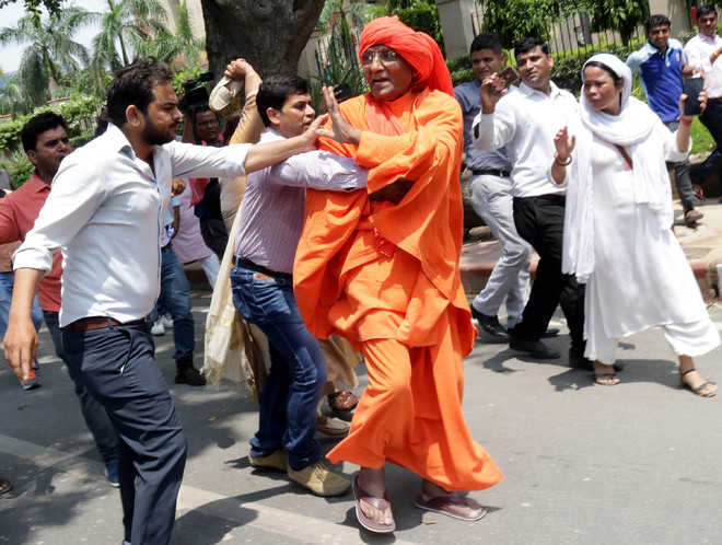 Swami Agnivesh roughed up outside BJP HQ