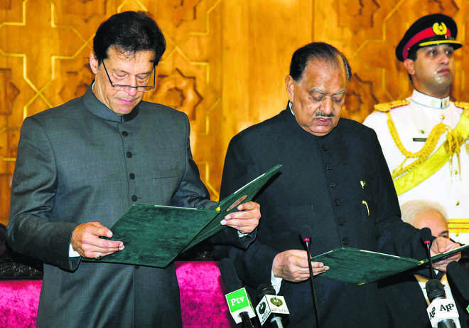 Imran takes charge, Oppn gives it a miss