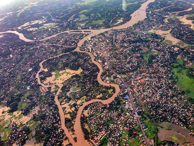 Amitabh Bachchan, other celebs urge people to help flood-hit Kerala