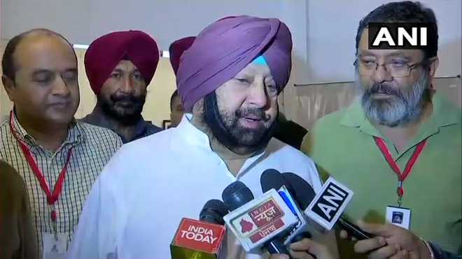 Amarinder calls his minister's embrace of Pak army chief âwrongâ; Sidhu wonders why