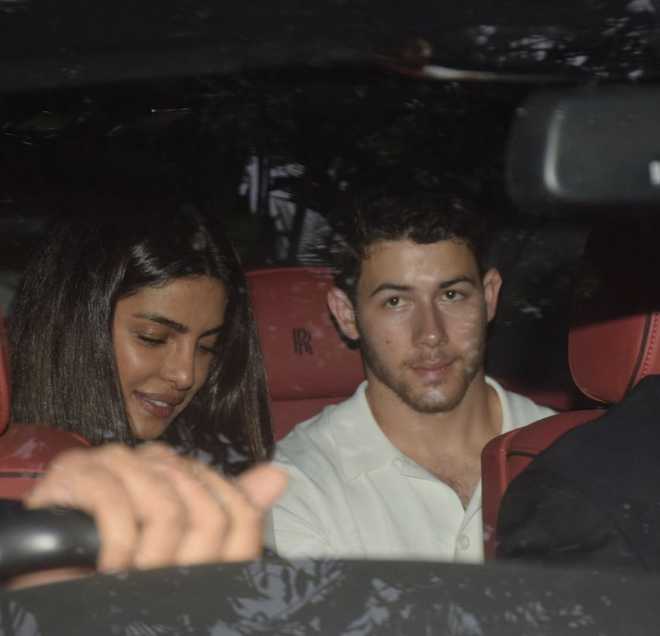 Nick leaves for US after ''roka'' with Priyanka