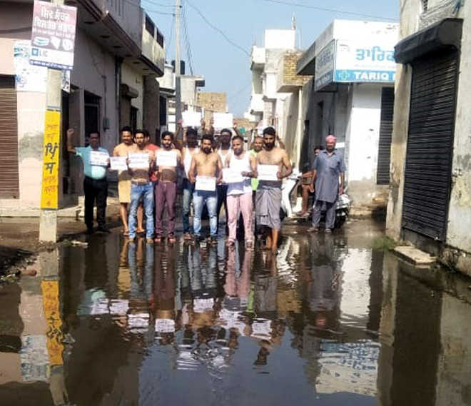 Bharat Nagar sees ‘shirtless Salman’ type stir over sewage