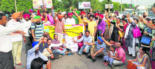 Teachers protest against govt, demand regular jobs