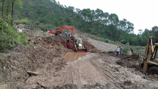 Pathankot Mandi Nh Sinks Due To Landslides The Tribune India 8486