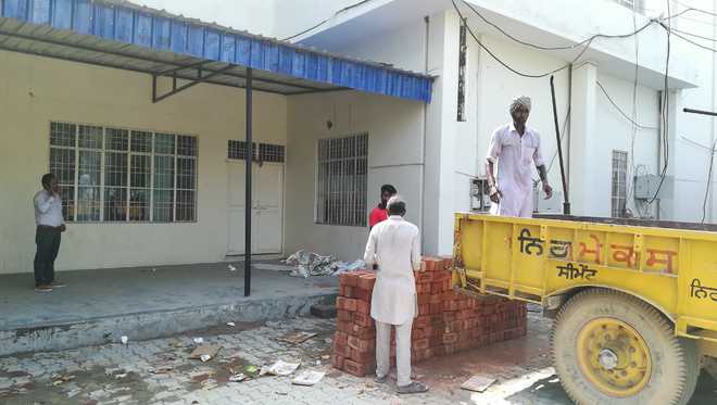Barnala admn ‘forcibly’ builds election strongroom in college