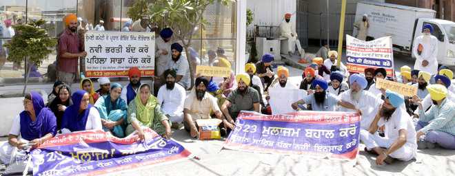 Sacked staff protest against SGPC