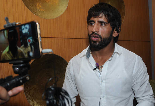 Bajrang may go to court for Ratna