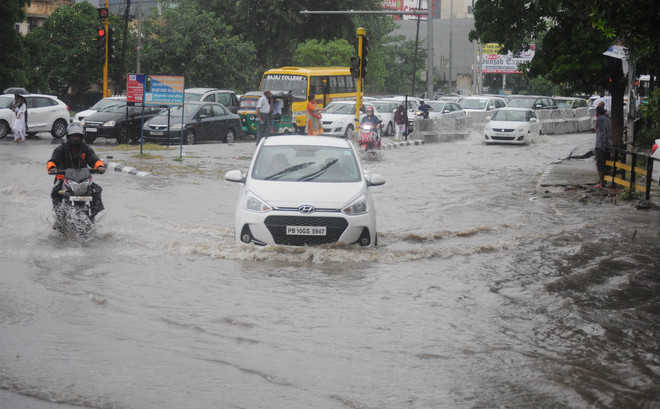 Commuters struggle on waterlogged roads