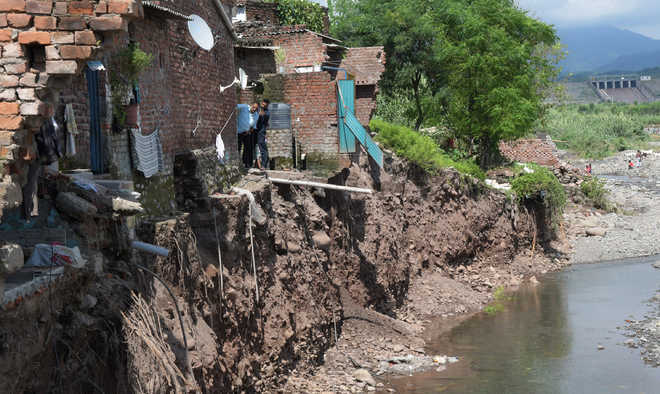 Houses washed away, villagers seek shelter
