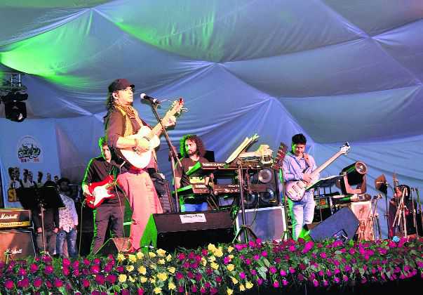 mohit chauhan with guitar