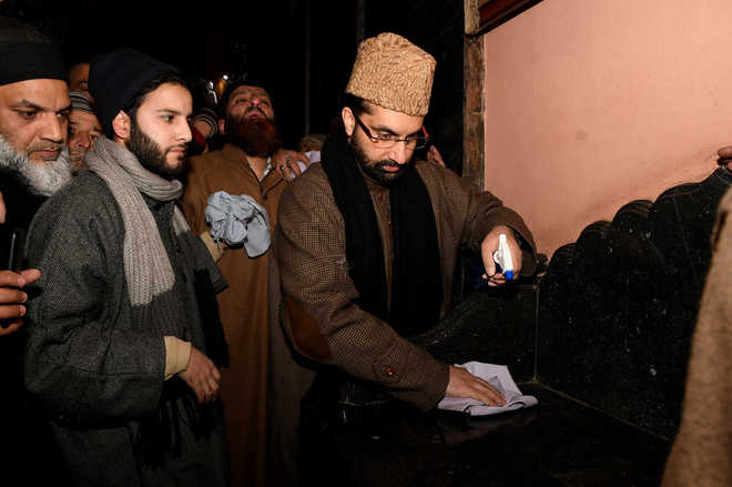 Days after IS flags at Jamia, Mirwaiz cleans defiled area