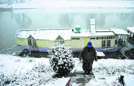 Snowfall in Kashmir valley disrupts road, air movement