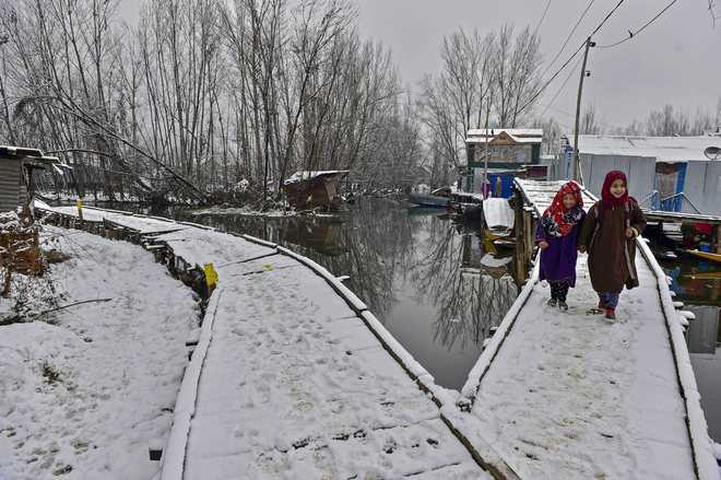 Snowfall blocks Jammu-Srinagar highway