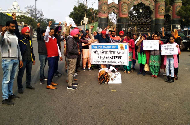 Unemployed teachers hold protest against govt