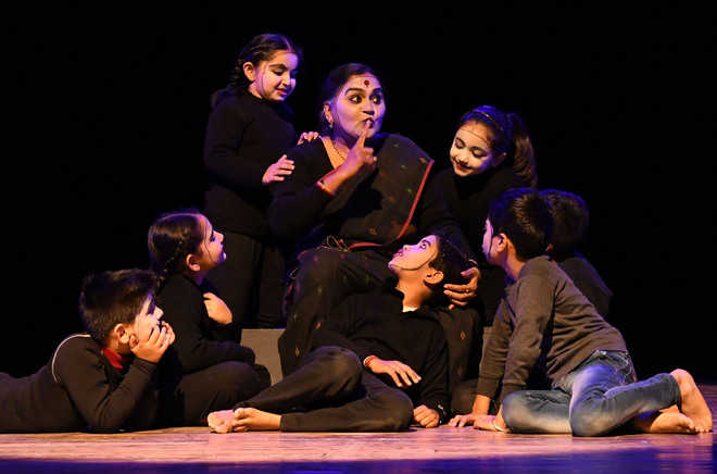 Mime artistes wow audience