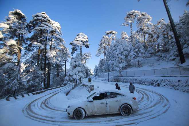 Snow spell ends, sun shines in Kashmir