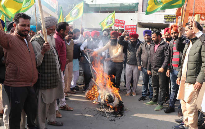 On Lohri, teachers set fire to Education Minister’s effigy